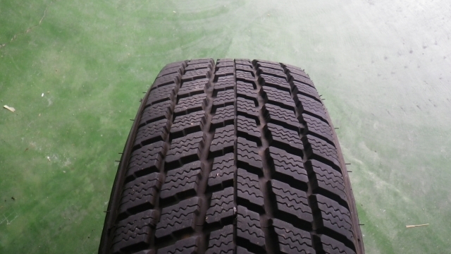 自動車タイヤに工業用ゴム製品が使われている理由